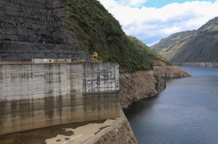 Mazar, el embalse más importante para el sistema eléctrico de Ecuador está pasando horas críticas por la falta de agua.