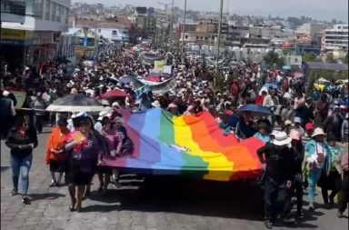 Miembros de varios movimientos indígenas y de campesinos salieron a las calles de Latacunga, en Cotopaxi, a protestar.