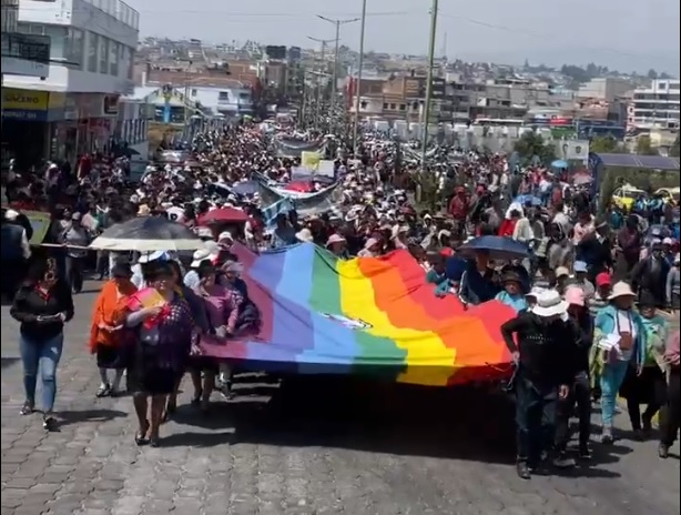 Miembros de varios movimientos indígenas y de campesinos salieron a las calles de Latacunga, en Cotopaxi, a protestar.