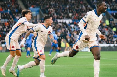 Moisés Caicedo prácticamente se bajó del avión, entrenó dos días con el Chelsea y jugó de titular ante el Leicester City.