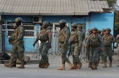 Siete reos asesinados y doce heridos es el saldo de una revuelta registrada en la Penitenciaría del Litoral, en Guayaquil.