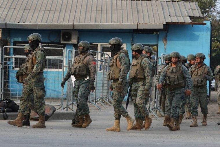 Siete reos asesinados y doce heridos es el saldo de una revuelta registrada en la Penitenciaría del Litoral, en Guayaquil.