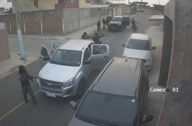 Tras el asesinato de dos hermanos, en Manta, circularon videos de los sicarios de este hecho, quienes estaban vestidos de policías.