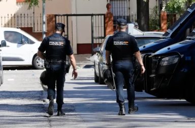 Un alto jefe de la Policía de España y su esposa han sido detenidos por presuntos nexos con el narcotráfico y lavado de dinero.