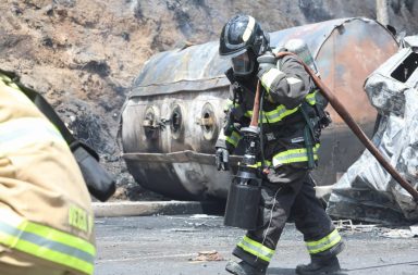 Un tanquero con combustible protagonizó un grave accidente de tránsito que causó temor en el sur oriente de Quito.