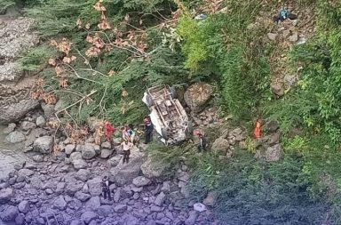 Una camioneta  cayó a un barranco en la vía que une las localidades de Méndez y Cuenca, en la provincia de Morona Santiago.