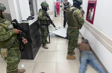 Un hombre armado ingresó a una clínica de Portoviejo