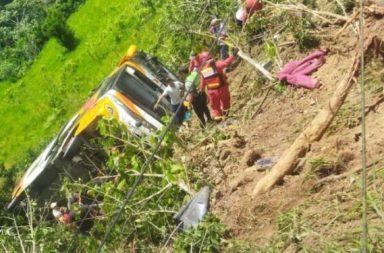 Doce personas murieron tras caer un bus hacia un abismo