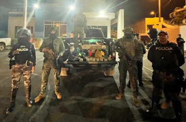 Camuflados entre varias canastas navideñas, agentes de la Policía Nacional encontraron 145 mil dólares en efectivo.