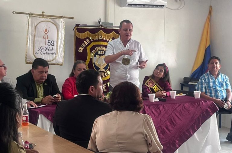 Carlos Vera Mora, asambleísta de Manabí, asiste a conversatorio con estudiantes