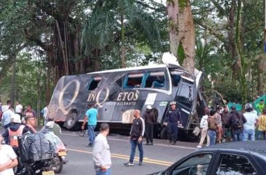 El bus perteneciente a la agrupación musical Los Inquietos del Vallenato, sufrió un accidente en Antioquia, Colombia.