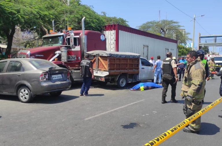 El conductor de un tráiler muere tras choque múltiple en Manta