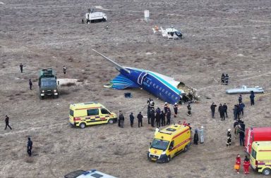 Avión de Azerbaijan Airlines se accidenta y varios videos muestran el momento