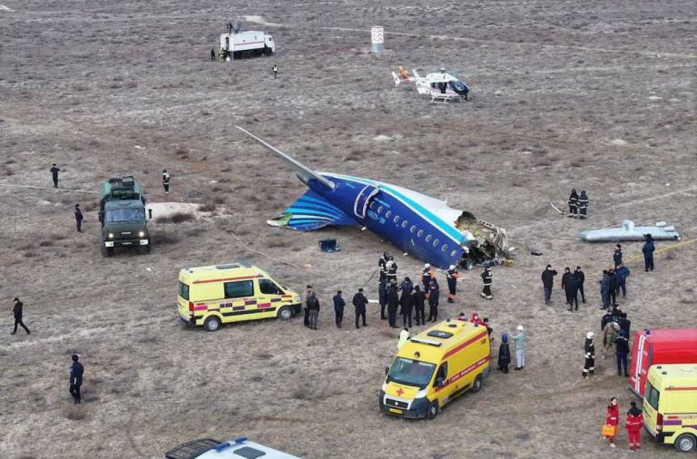 Avión de Azerbaijan Airlines se accidenta y varios videos muestran el momento