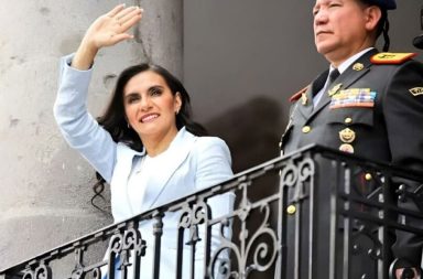 La vicepresidenta Verónica Abad, mantiene aún las esperanzas de ocupar la Presidencia de la República al menos por un mes.