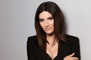 Laura Pausini sufre una caída durante su concierto en Milán