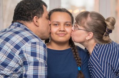 Padres le cobran alquiler a su hija por este motivo