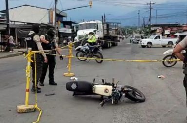 Sicarios atacaron a una pareja que viajaba en moto