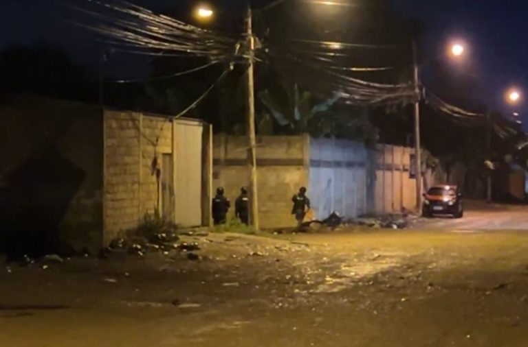 Sujetos abandonaron un carro con explosivos en Machala, El Oro