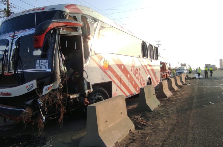 Un bus de la cooperativa Reina del Camino protagonizó un accidente de tránsito en la vía Manta-Rocafuerte.