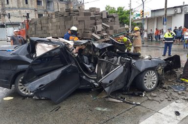 Un muerto y un herido tras choque de auto contra camión cargado de bloques