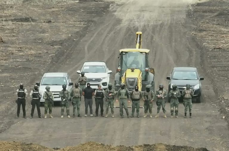 Una pista clandestina, relacionada supuestamente a actividades ligadas al narcotráfico quedó destruida e inhabilitada.