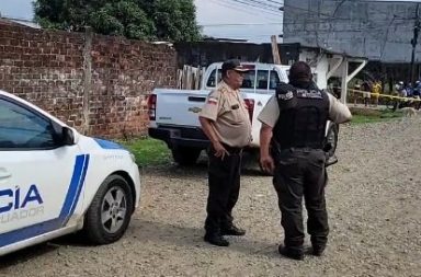 Adulto mayor estaba enterrado en el patio de una casa