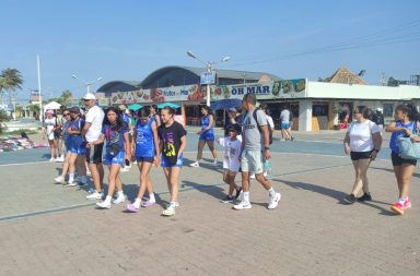 Turistas llegan a las playas de Manta, pese a fuerte oleaje