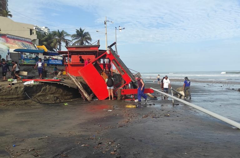 Fuerte oleaje causa graves afectaciones en Manta, Manabí