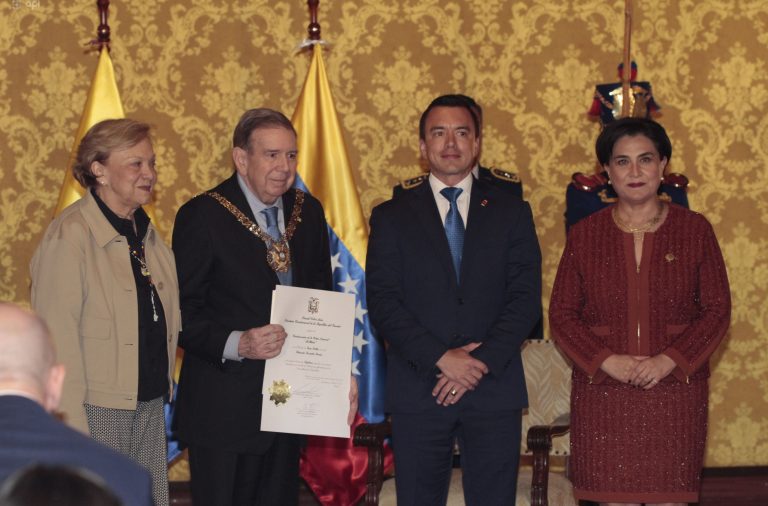 Daniel Noboa condecora a Edmundo González