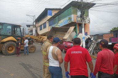 Una volqueta perdió el control y se estrelló contra una casa en Echeandía, Bolívar