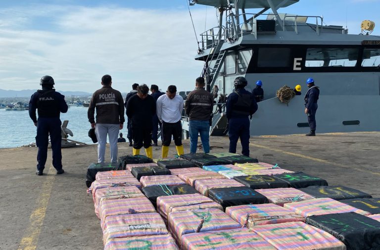 Armada incauta droga a 400 millas náuticas de Manta