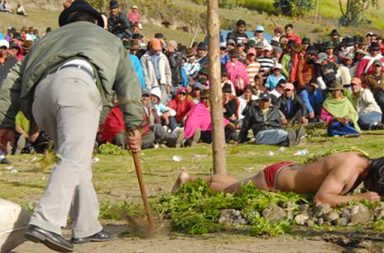 Comuneros sometieron a justicia indígena a presuntos delincuentes en Salasaca, Tungurahua