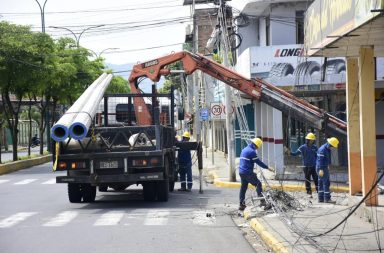 Choque de furgoneta deja un poste caído y otro colgando, en Portoviejo