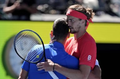 Djokovic se retira y Zverev peleará con Sinner por el título del Abierto de Australia