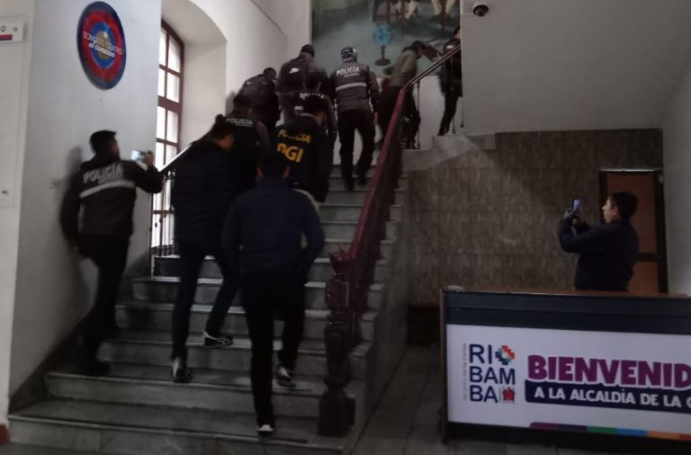 Ecuador. La Fiscalía incursionó en el Municipio de Riobamba.