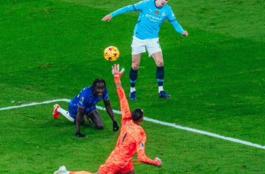 El Chelsea del ecuatoriano Moisés Caicedo empezó ganando en su visita al Manchester City, pero terminó perdiendo 3-1.