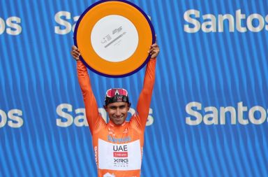 El ciclista ecuatoriano Jhonatan Narváez conquistó el Tour Down Under, en Australia, primera prueba World Tour de la temporada.  