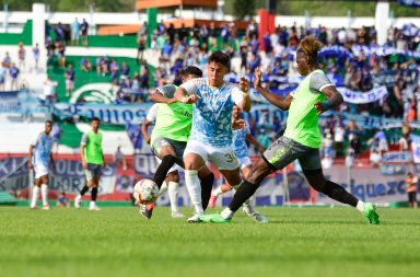 Emelec y el Manta FC se enfrentaron en el estadio Reales Tamarindos de Portoviejo y terminaron empatados a dos.