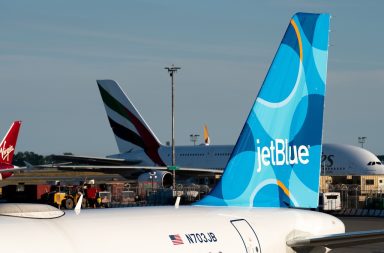 En el aeropuerto de Los Ángeles, en Estados Unidos, se encontraron dos cadáveres en el tren de aterrizaje de un avión.