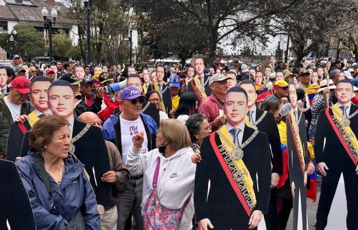 En medio de un fuerte operativo policial y militar, el Presidente Daniel Noboa se dirigió a miles de ciudadanos en Quito.