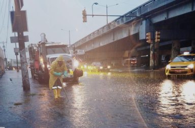 Varios sectores de Guayaquil se inundan tras intensas lluvias