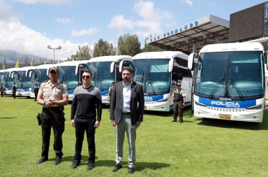 Gobierno Nacional entregó 20 buses al eje preventivo de la Policía Nacional