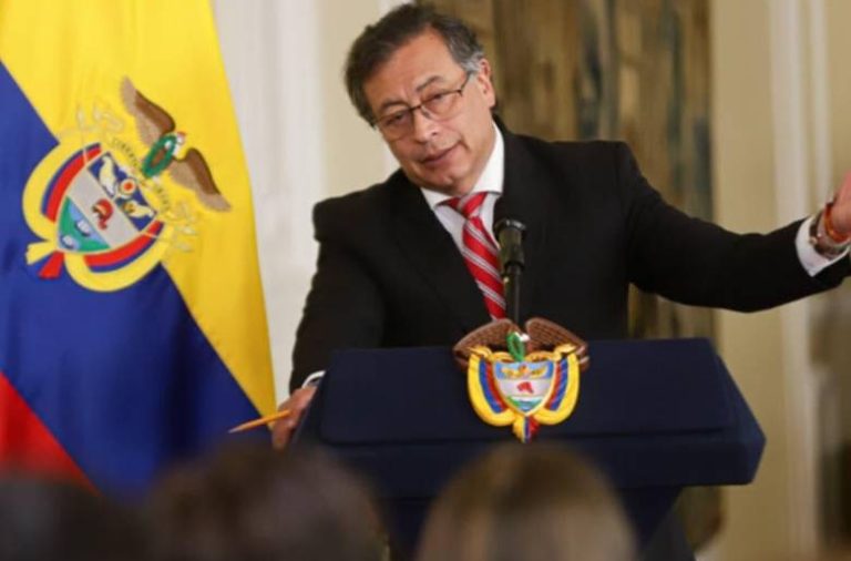 Gustavo Petro, presidente de Colombia no autorizó el aterrizaje de dos aviones provenientes desde Estados Unidos.