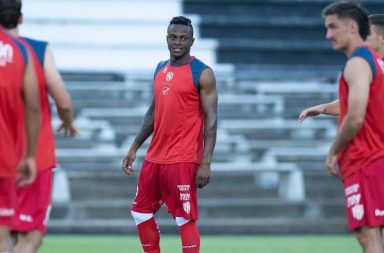 José Angulo sufre dura lesión en su debut oficial con Unión de Santa Fe