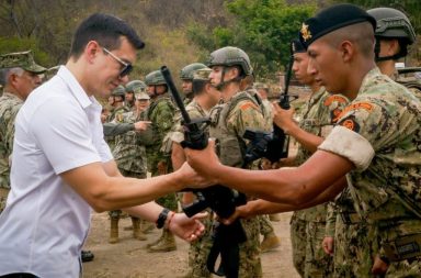 La Policía Nacional y las Fuerzas Armadas le dieron la espalda a la vicepresidenta de la República, Verónica Abad.