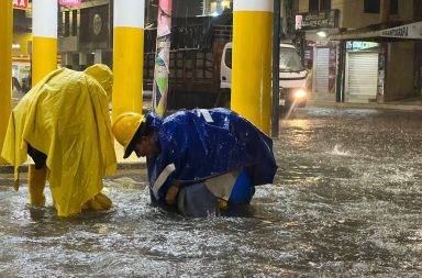 Lluvias en al menos seis cantones de Manabí; en Chone hay agua acumulada en calles