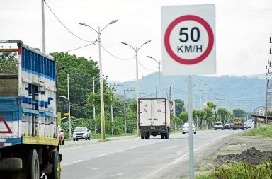 Quienes excedan, en carretera, el límite de velocidad máximo permitido (120 Km/h), en el Ecuador y no irán a prisión.