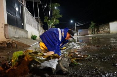 Tras una fuerte lluvia registrada en el centro y norte de la provincia de Manabí, se presentó acumulación de agua en al menos tres cantones.