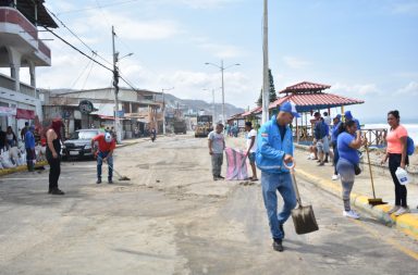 Crucita: Turistas disfrutan del feriado y personal municipal limpia las playas